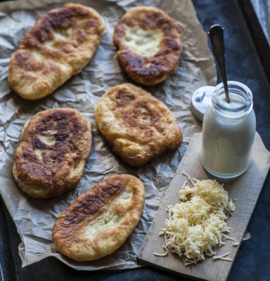 Лангош – картофельные лепешки со сметаной и сыром